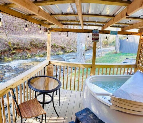 The "Eleanor Rigby" DIRECT STREAM FRONT W HOT TUB

