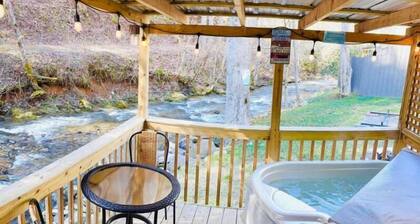 The "Eleanor Rigby" DIRECT STREAM FRONT W HOT TUB