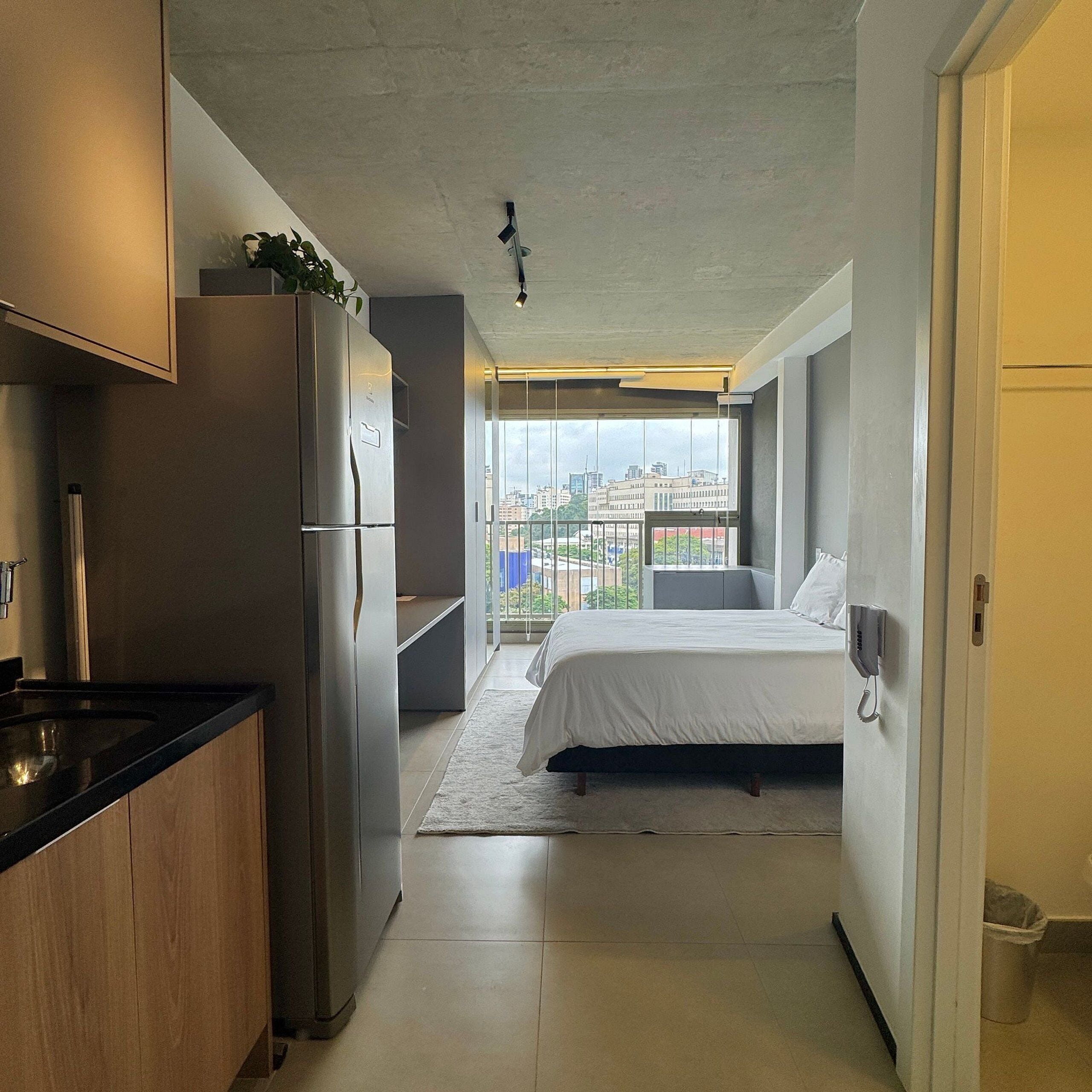 1 habitación, escritorio y espacio para trabajar con laptop 