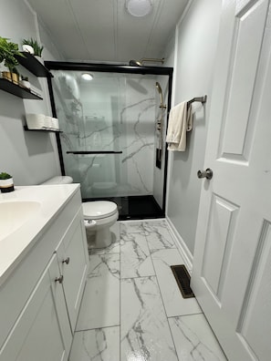 Douche, sèche-cheveux, bidet, serviettes fournies
