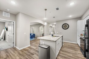 Fridge, microwave, oven, stovetop - Deluxe and Spacious Condo w/ Pool, Gym and Laundry (Melbourne)