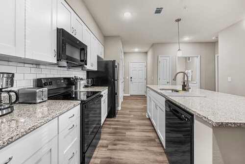 Deluxe and Spacious Condo w/ Pool, Gym and Laundry