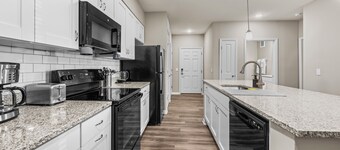 Deluxe and Spacious Condo w/ Pool, Gym and Laundry