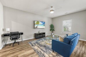 تلفزيون ذكي، مدفأة، كرة قدم الطاولة، تنس طاولة