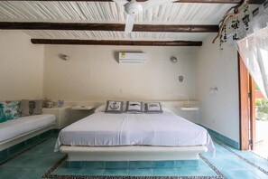 1 bedroom, WiFi, bed sheets - Deluxe Room. SalSiPuedes Cabin (Only Adults) Private Beach. (Isla de Tintipan)