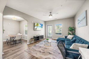 Smart-TV, Kamin, Tischfußball, Tischtennisplatte