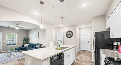 Gorgeous 2 Bed /2 Bath Condo Close to Beaches