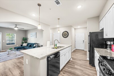 Gorgeous 2 Bed /2 Bath Condo Close to Beaches