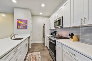 Køleskab, mikrobølgeovn, ovn, kogeplade