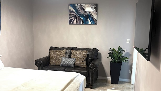 1 bedroom, iron/ironing board, WiFi - Cozy 1-bedroom Apt with WiFi and beautiful backyard view (Belleville)