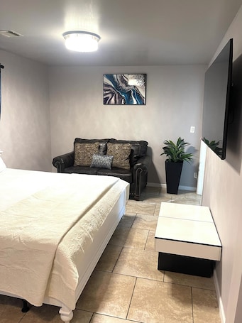 1 bedroom, iron/ironing board, WiFi. Cozy 1-bedroom Apt with WiFi and beautiful backyard view
