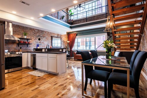 Spacious 5-bedroom in charming downtown New Albany, 15min to airport/Churchill