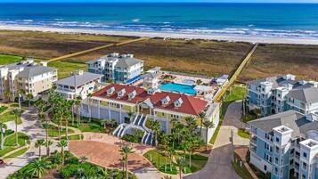 Condo (3 Bedrooms) | Property amenity