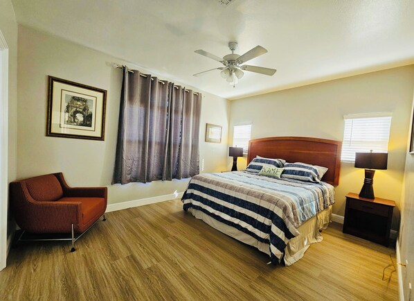 3 camere, una scrivania, ferro/asse da stiro, culla da viaggio