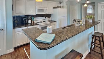 Casa, letti multipli, balcone, vista spiaggia (Star of the Sea Surfside) | Cucina privata | Macchina per tè/caffè, tostapane