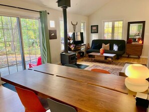 Una Smart TV, una chimenea