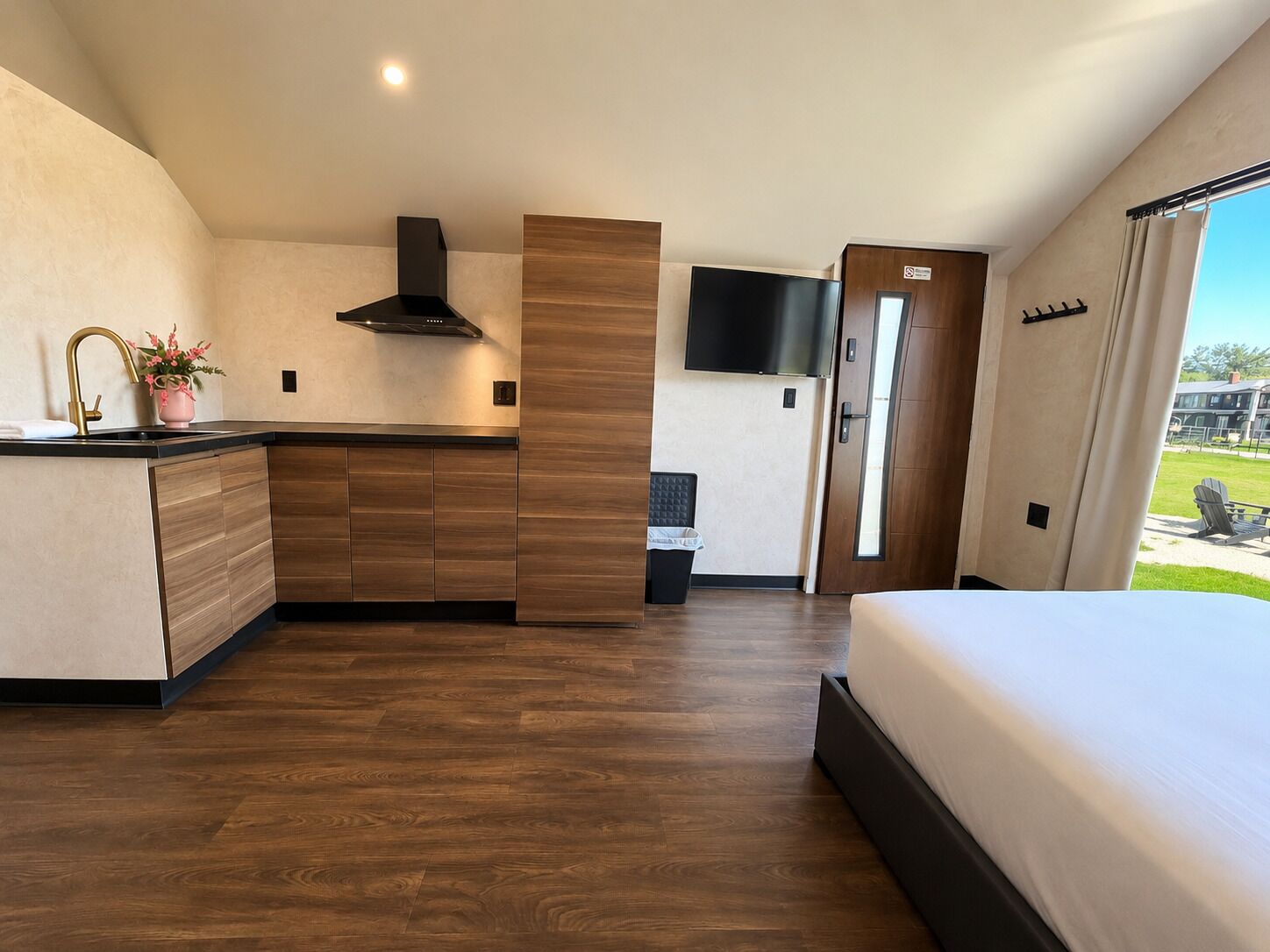 Romantic Cabin, 1 Queen Bed with Sofa bed | Private kitchen | Fridge, microwave, stovetop, cookware/dishes/utensils