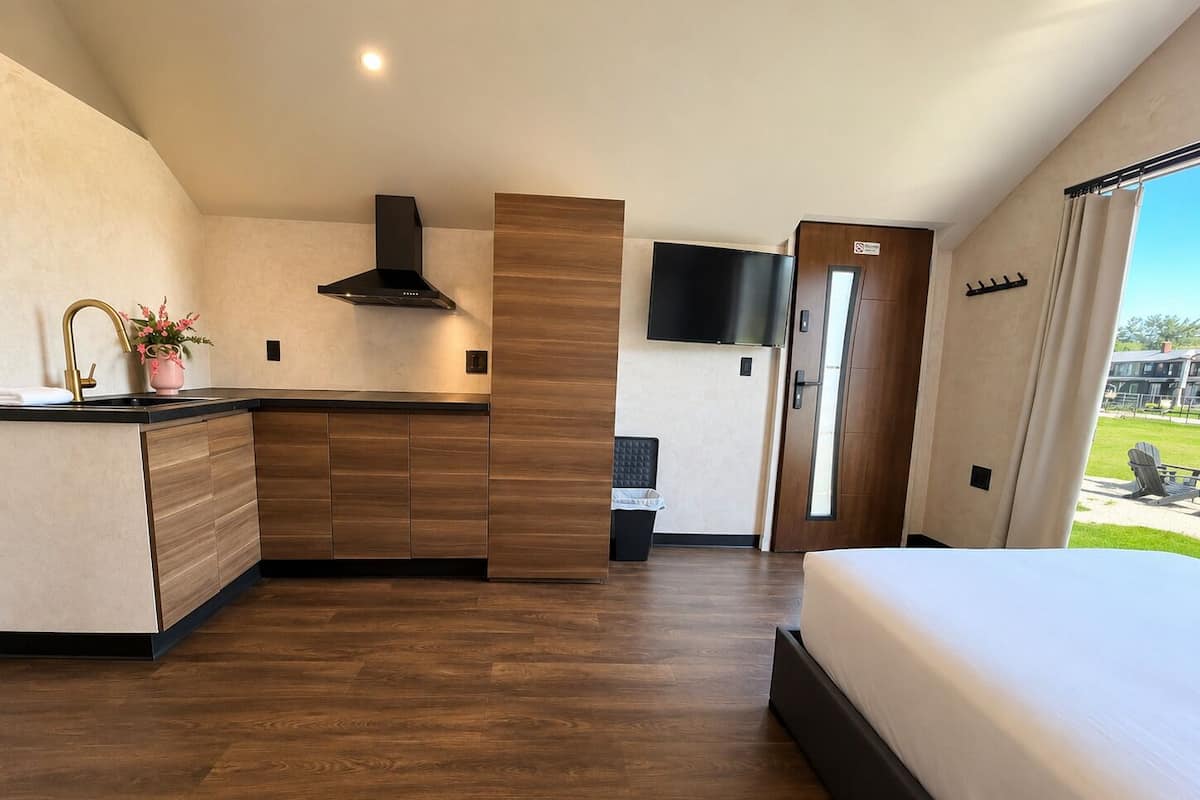Romantic Cabin, 1 Queen Bed with Sofa bed | Private kitchen | Fridge, microwave, stovetop, cookware/dishes/utensils