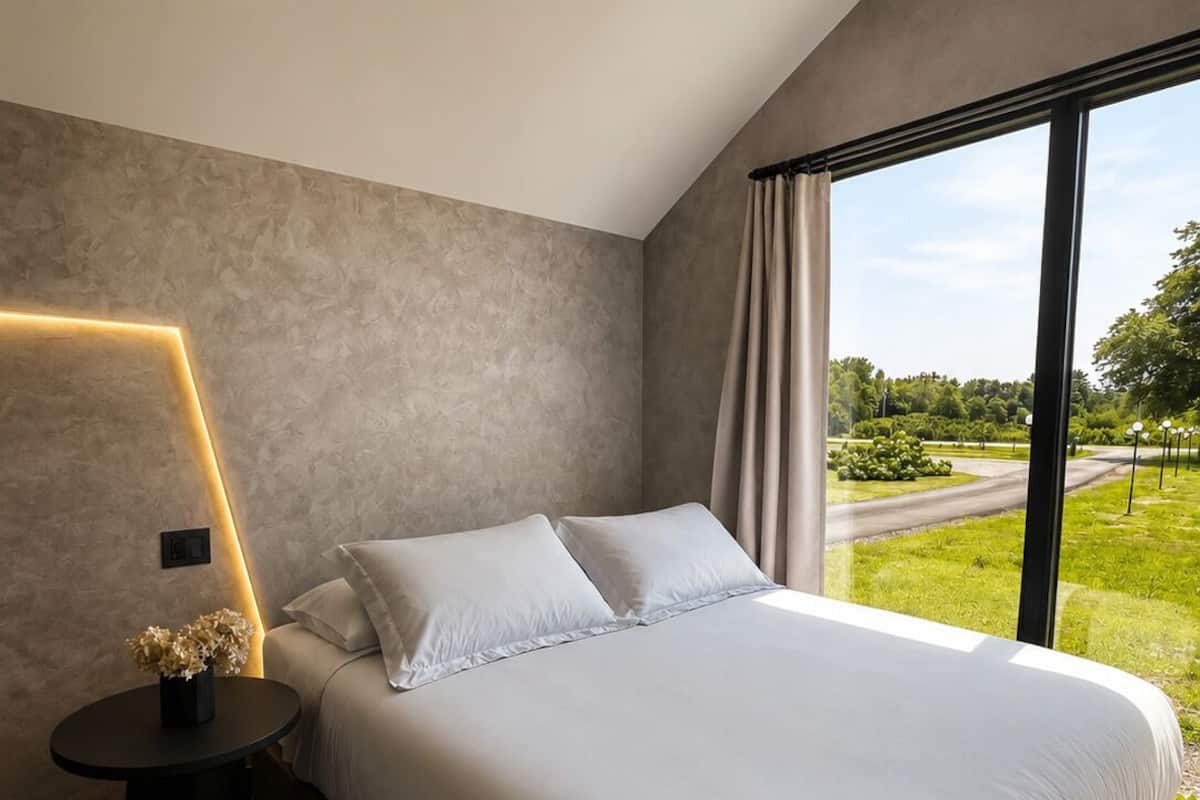 Chalet rustique romantique, 1 grand lit et 1 canapé-lit | Espace de travail pour ordinateurs portables, rideaux d’obscurcissement