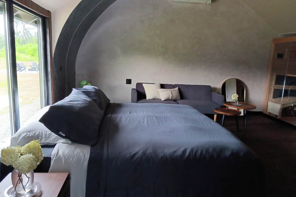 Blackout curtains, free WiFi, bed sheets