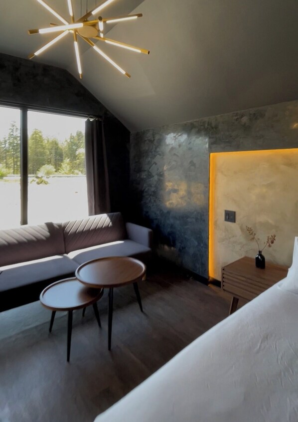 Blackout curtains, free WiFi, bed sheets - Emrose Luxury Cabins (Brandon)