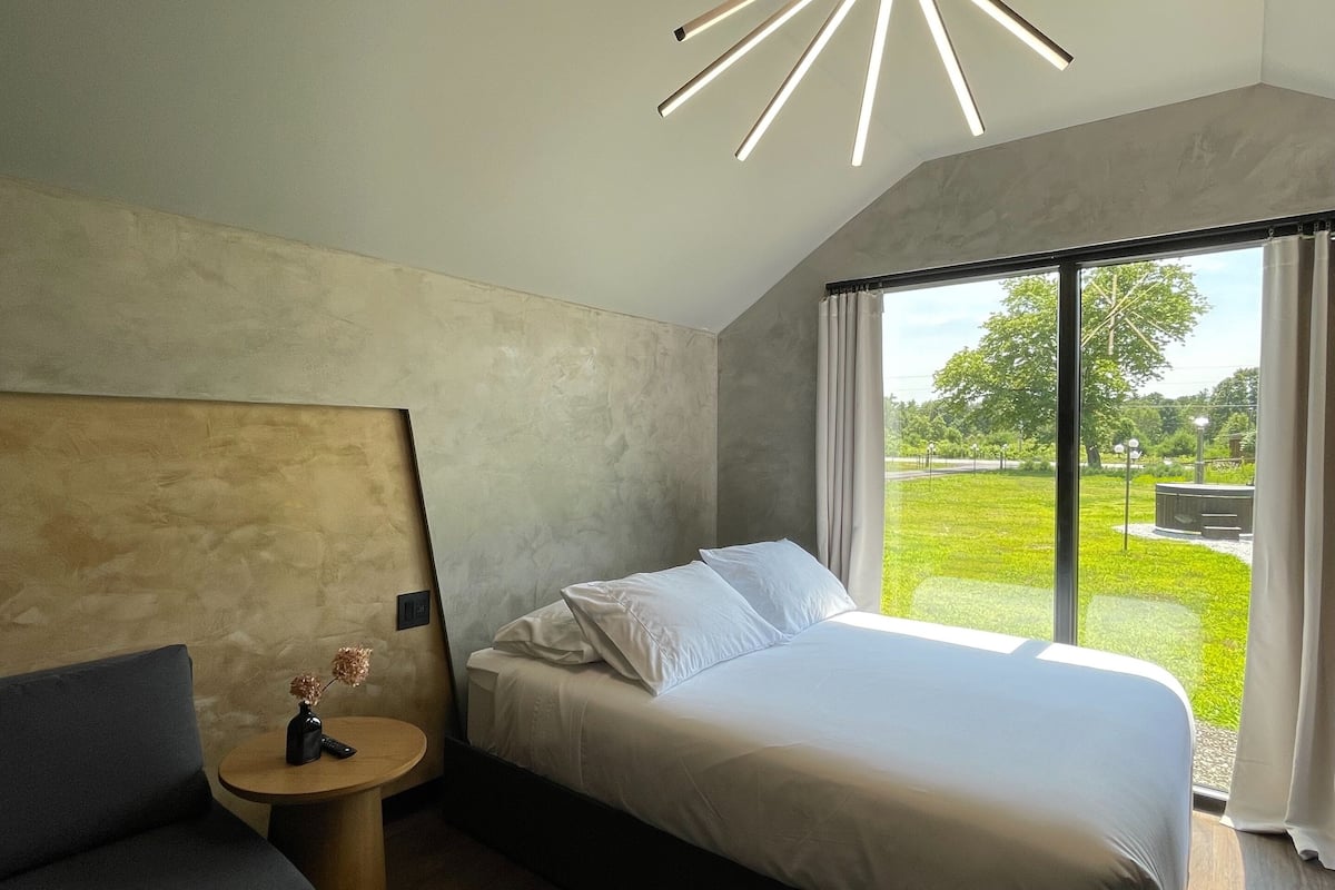 Cabaña romántica, 1 cama Queen size y sofá cama | Cortinas blackout, wifi gratis y ropa de cama