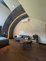 Cortinas opacas, wifi gratis, ropa de cama