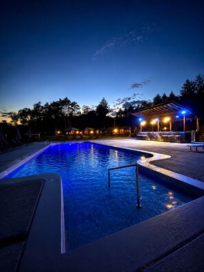Seasonal outdoor pool, open 6:00 AM to 10:00 PM, pool umbrellas - Emrose Luxury Cabins (Brandon)