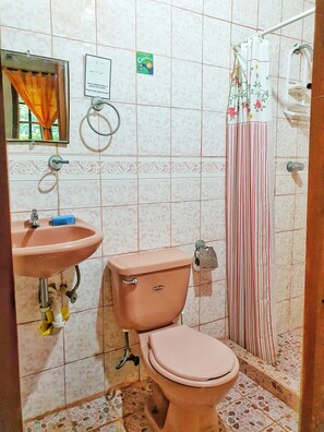 Cabaña estándar | Baño | Regadera, jabón, papel de baño 