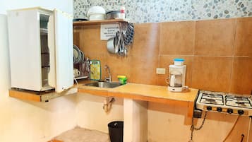 Standaard huisje, kitchenette | Privékitchenette | Een minikoelkast, een kookplaat, kookgerei, borden en bestek
