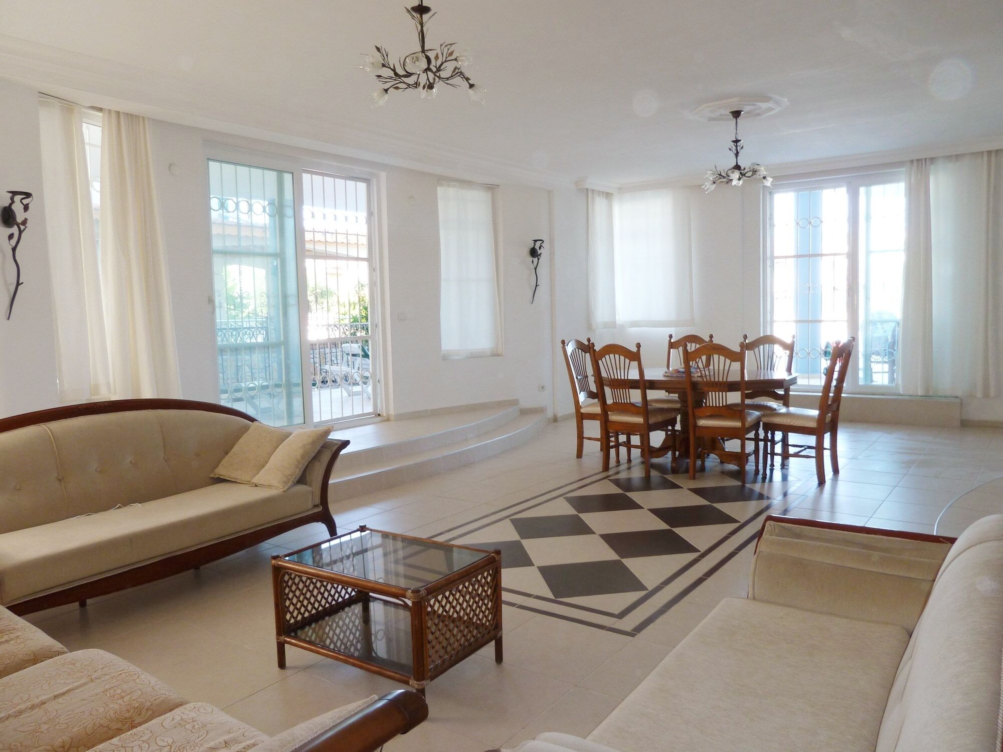 TV, tavolo da calcetto, libri