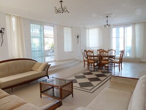 Televisio, pöytäjalkapallopöytä, kirjoja