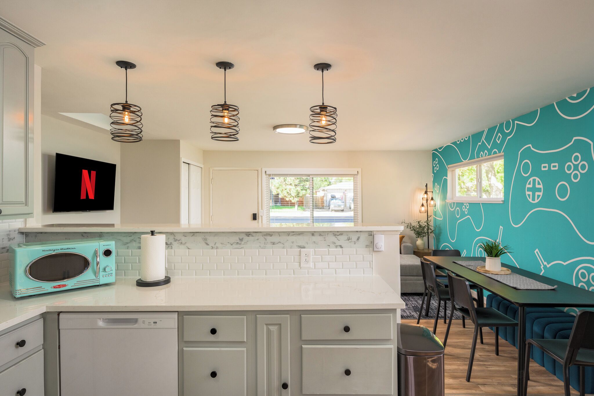 Réfrigérateur, four à micro-ondes, un four, surface de cuisson