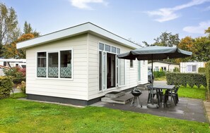 Outdoor dining - Amazing home in Heinkenszand with WiFi (Heinkenszand)