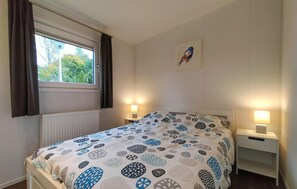 2 bedrooms, travel cot, free WiFi - Amazing home in Heinkenszand with WiFi (Heinkenszand)