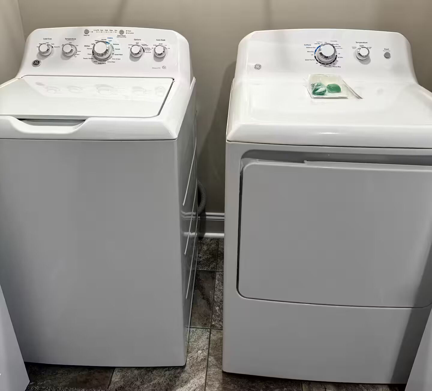 Dos lavadoras de carga frontal en un cuarto de lavado.