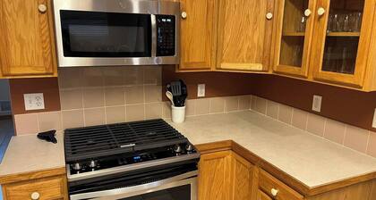 Monthly Windsor 3 bed 2 bath near Downtown