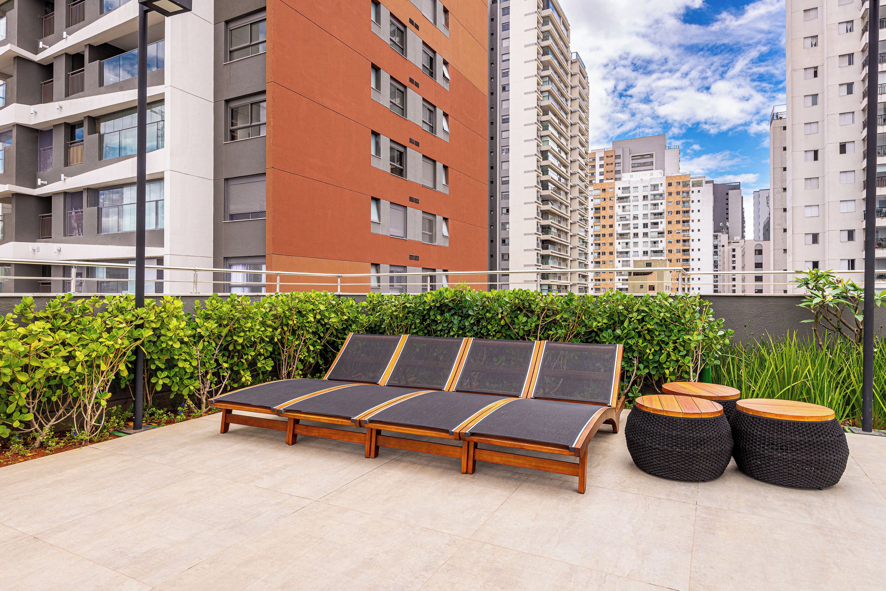 Una piscina al aire libre, sillones reclinables de piscina