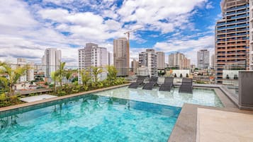 室外游泳池,日光浴躺椅