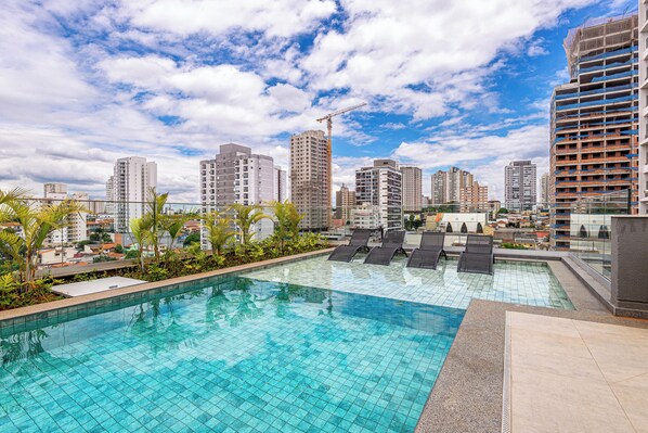 Ulkouima-allas, aurinkotuoleja