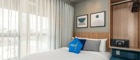 Studio Deluxe, ban công, quang cảnh thành phố | Két bảo mật tại phòng, bàn, khu vực làm việc phù hợp cho laptop