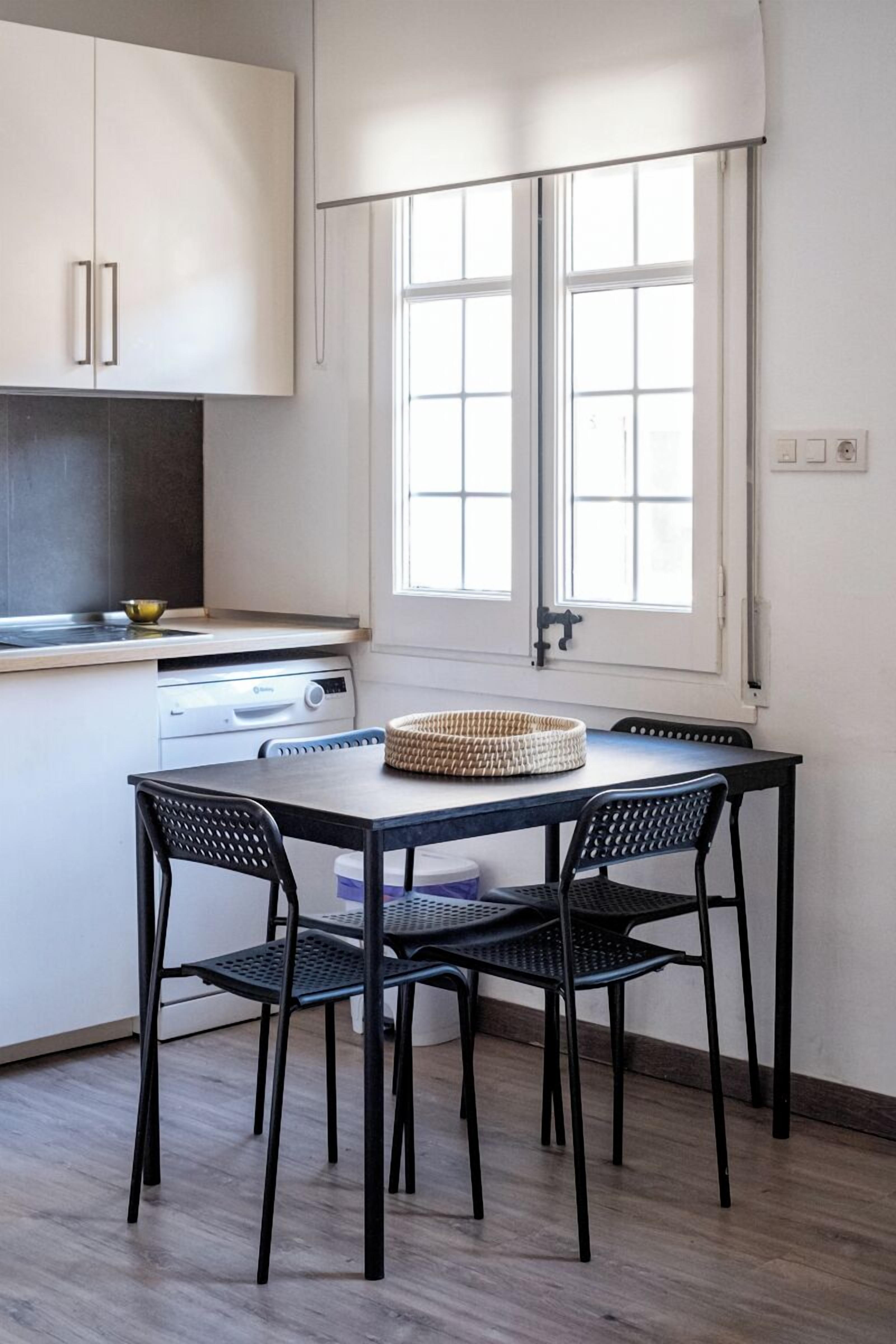 Cocina compacta con comedor, que incluye estufa, pileta y ventana con vistas.