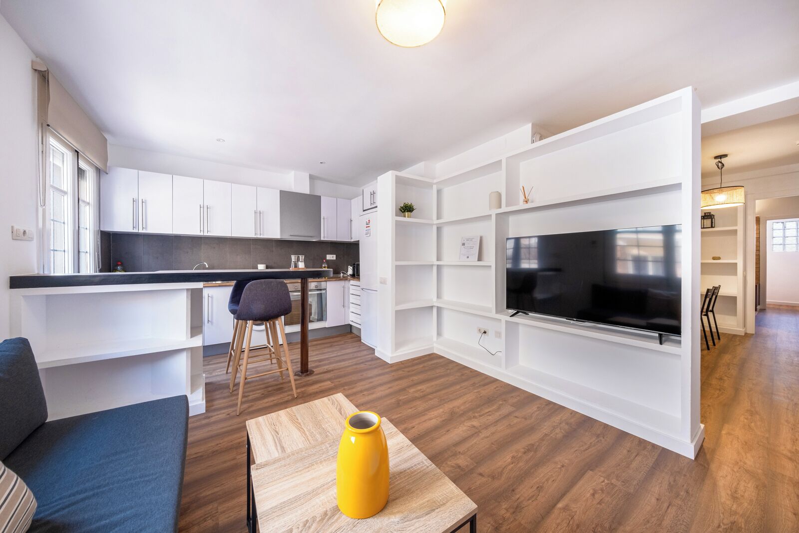 Un appartement moderne comprenant une cuisine, un coin repas et un salon.