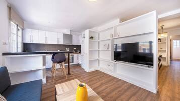 Un appartement moderne comprenant une cuisine, un coin repas et un salon.