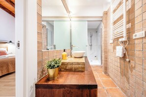 Familie appartement, 2 slaapkamers | Badkamer | Een douche, gratis toiletartikelen, een haardroger, handdoeken