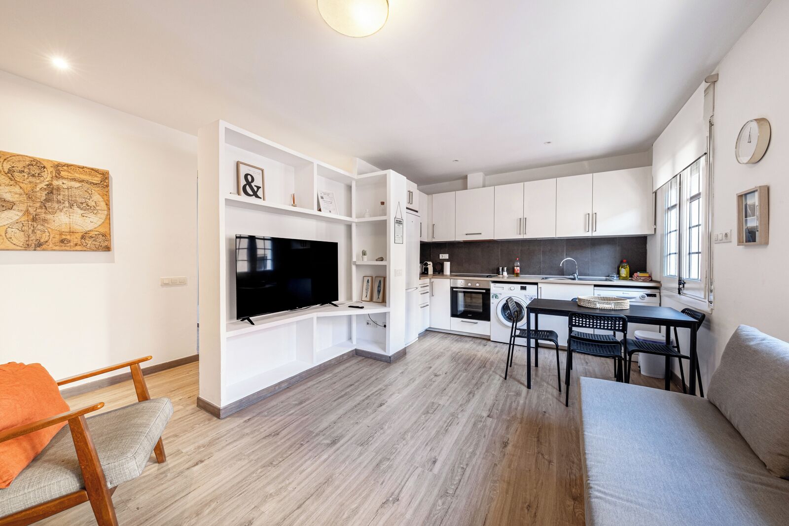 Un appartement moderne comprenant une cuisine, un coin repas et un salon.
