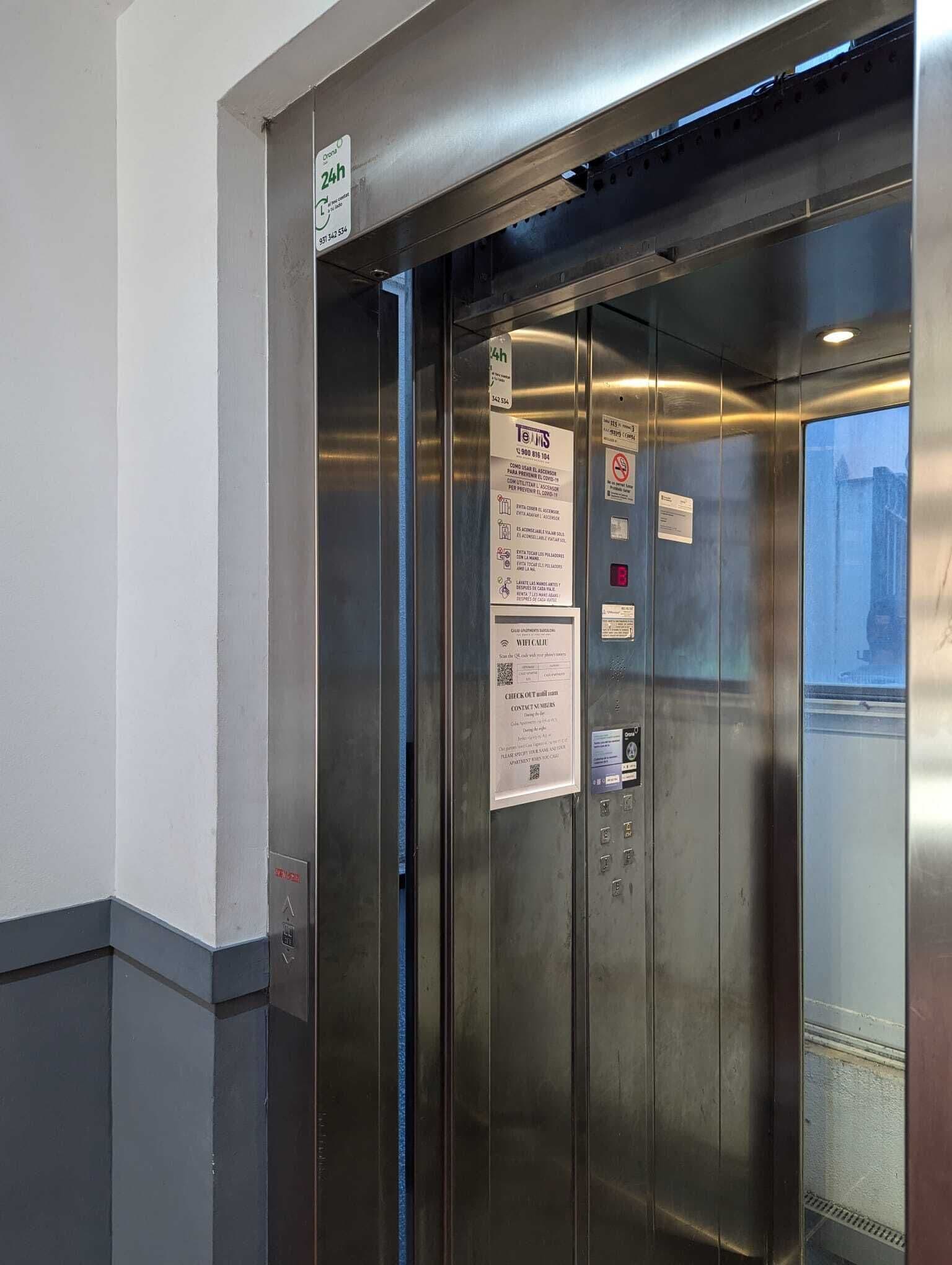 En elevator med skilt, der angiver døgnåben service.
