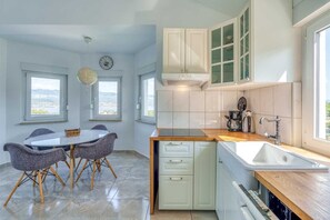 Oven, dishwasher, coffee/tea maker, toaster