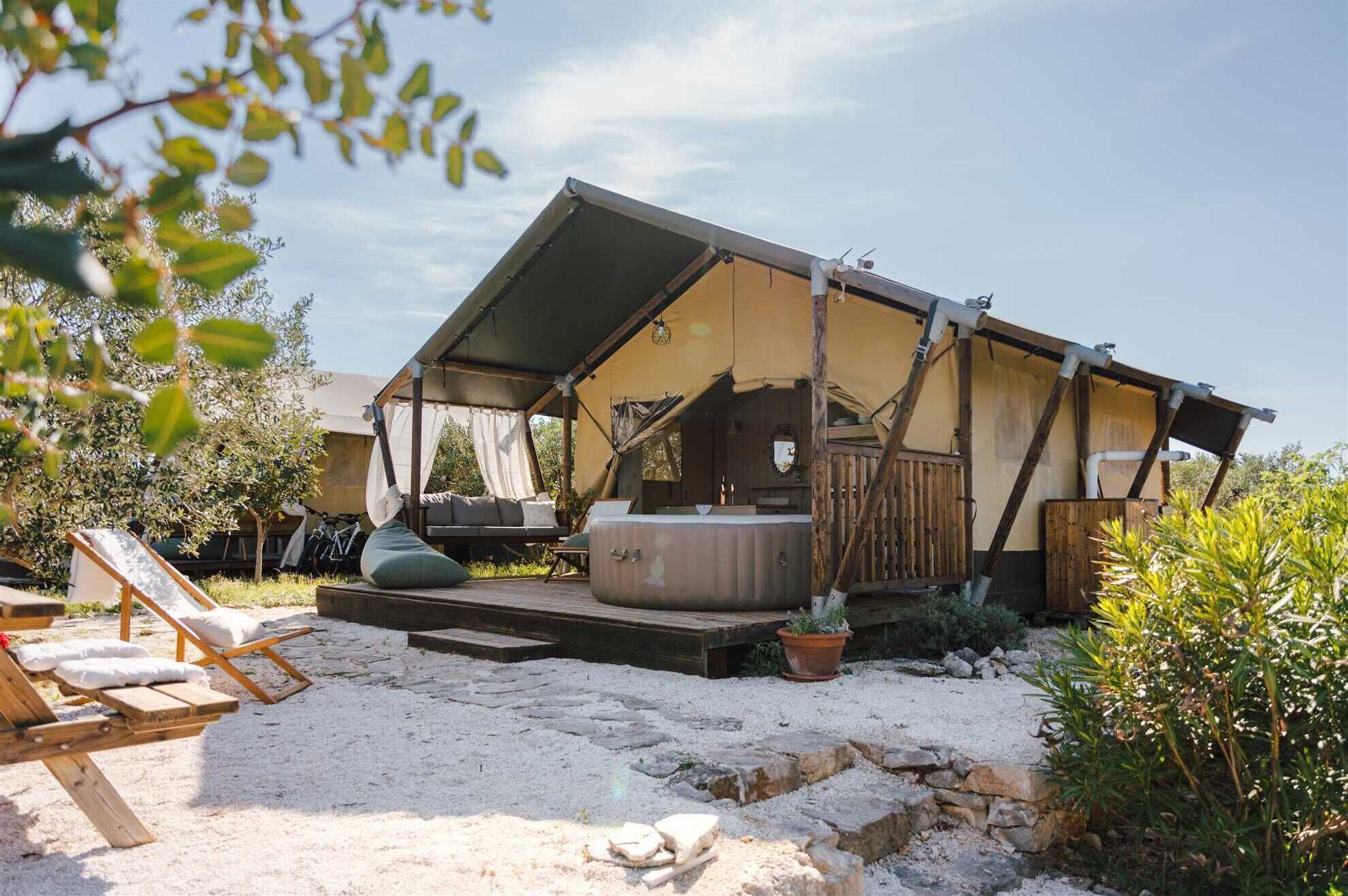 Outdoor spa tub