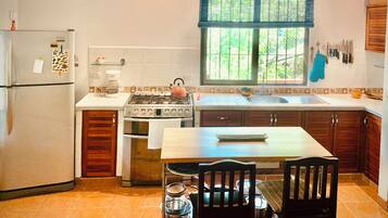 Réfrigérateur, four, plaque de cuisson, cafetière/bouilloire